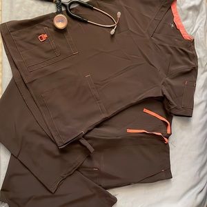 Carhartt Force women’s scrubs. Super cute and stylish! Brown and salmon, size XS